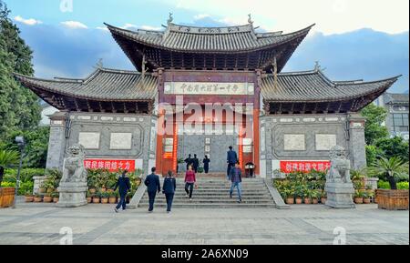 Teenagers going to the high school in Dali ancient city, Yunnan province (China) Stock Photo