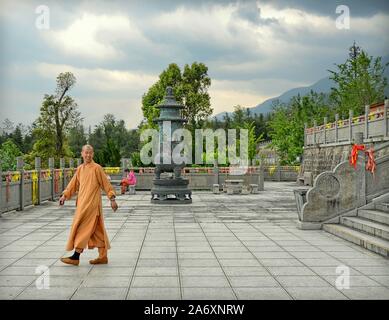 Monk in Chongsheng Temple, a Buddhist temple originally built in the 9th century near the old town of Dali in Yunnan province, China. Stock Photo