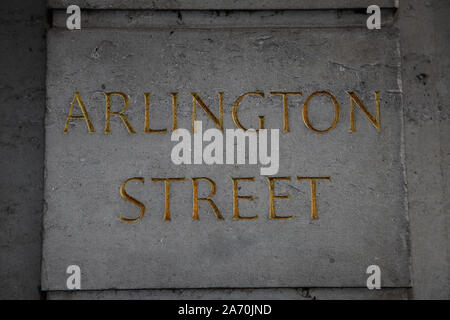 Arlington Street, Mayfair, London, street names engraved onto pillar with gold lettering Stock Photo