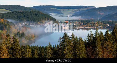 View to theTitisee in morning mist, with hills, Titisee-Neustadt, Black Forest, Baden-Wurtemberg, Germany Stock Photo