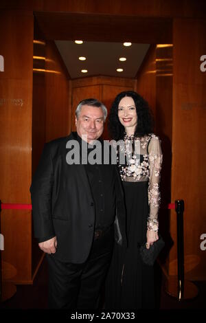 Waldemar Hartmann mit Ehefrau Petra Böllmann beim 25. Leipziger Opernball 2019 in der Oper Leipzig. Leipzig, 26.10.2019 Stock Photo