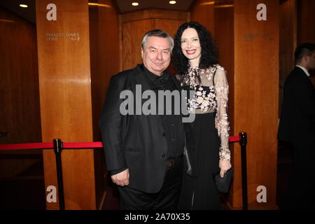 Waldemar Hartmann mit Ehefrau Petra Böllmann beim 25. Leipziger Opernball 2019 in der Oper Leipzig. Leipzig, 26.10.2019 Stock Photo