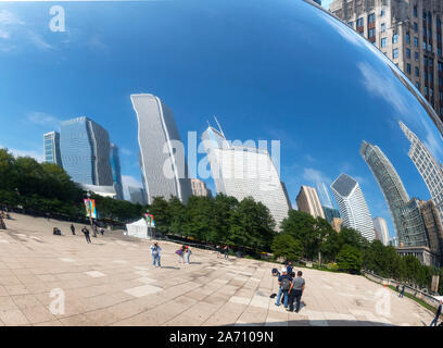 Anish Kapoor's 'Cloud Gate' sculpture in Millennium Park reflecting the downtown skyline, Chicago, Illinois, USA Stock Photo