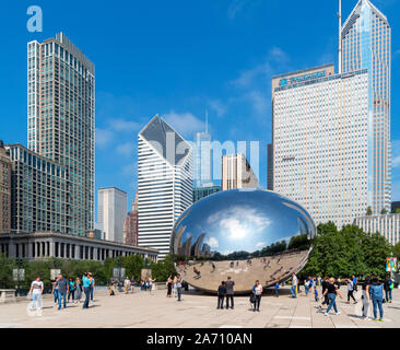 Anish Kapoor's 'Cloud Gate' sculpture in Millennium Park with the downtown skyline behind, Chicago, Illinois, USA Stock Photo