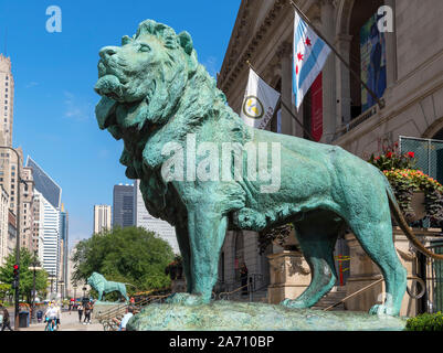 Statue of lion outside the Art Institute of Chicago on Michigan Avenue, Chicago, Illinois, USA Stock Photo