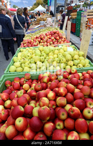 Ventes de pommes Cripson et Golden sur le marché. Saint-Gervais-les-Bains. Haute-Savoie. France. Stock Photo