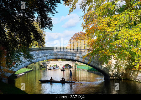 Students in a punt on the river Cam under the bridge at King's college, university of Cambridge, England, on a sunny autumn day. Stock Photo