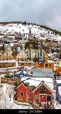 https://l450v.alamy.com/450v/2a728bh/vertical-colorful-mountain-homes-in-park-city-utah-with-cloudy-sky-background-in-winter-2a728bh.jpg