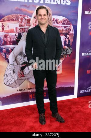 Pigeon Forge, TN, USA. 29th Oct, 2019. Kyle Bornheimer at arrivals for DOLLY PARTON'S HEARTSTRINGS Premiere, Showstreet Palace Theater at Dollywood, Pigeon Forge, TN October 29, 2019. Credit: Derek Storm/Everett Collection/Alamy Live News Stock Photo