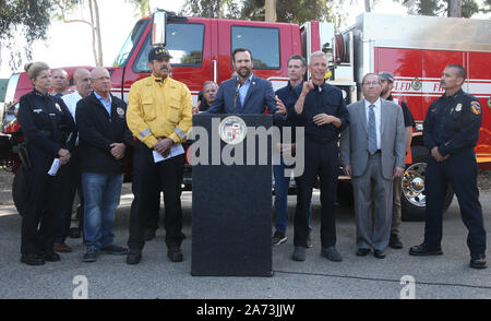 Los Angeles, Ca. 29th Oct, 2019. Councilmember Mike Bonin, LAFD Fire Chief Ralph, Senator Brian Dahle, Mayor Eric Garcetti and Governor Gavin Newsom, LAPD Assistant Chief Beatrice Girmala, Councilman Paul Koretz, at the press conference regarding the Getty Fire that erupted the previous day along the 405 Freeway near the Getty Center at Jackie Robinson Stadium at Command post in Los Angeles, California on October 29, 2019. Credit: Faye Sadou/Media Punch/Alamy Live News Stock Photo