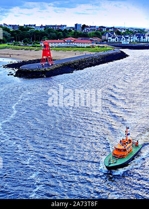 South Shields Herd sands Groyne lighthouse and the Port of Tyne pilot boat Stock Photo