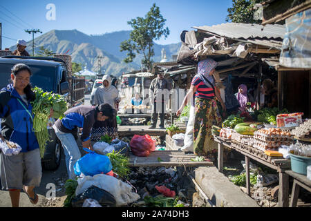 SEMBALUN LAWANG, INDONESIA - AUGUST 26, 2017: Local people working at the traditional market in Sembalun Lawang. Stock Photo