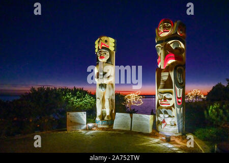 Coast Salish Housepost by Susan Point and Haida Totem Pole by Robert Davidson, Seawall, White Rock, British Columbia, Canada Stock Photo