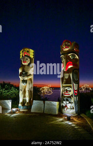 Coast Salish Housepost by Susan Point and Haida Totem Pole by Robert Davidson, Seawall, White Rock, British Columbia, Canada Stock Photo