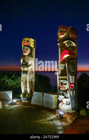 Coast Salish Housepost by Susan Point and Haida Totem Pole by Robert Davidson, Seawall, White Rock, British Columbia, Canada Stock Photo