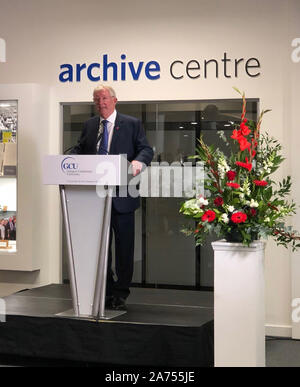 Sir Alex Ferguson at the opening of the library at Glasgow Caledonian University which has been renamed after the football legend. Stock Photo