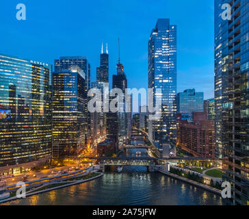 View looking south over the city and Chicago River at night from the Holiday Inn Chicago-Mart Plaza River North, Chicago, Illinois, USA Stock Photo