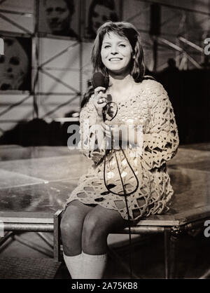 Manuela, deutsche Sängerin, in der ZDF-Hitparade, Deutschland 1969. German singer Manuela performing at ZDF Hitparade, Germany 1969. Stock Photo