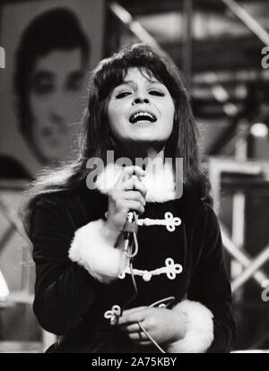 Manuela, deutsche Sängerin, in der ZDF-Hitparade, Deutschland 1969. German singer Manuela performing at ZDF Hitparade, Germany 1969. Stock Photo