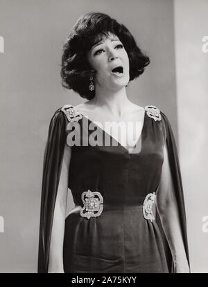 Die amerikanische Sopranistin Anna Moffo bei einem TV-Auftritt in den 1970er Jahren. US-American soprano Anna Moffo at a TV performance in 1970s. Stock Photo