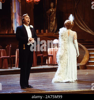 Aufzeichnung der Aufführung der Operette 'Die lustige Witwe' von Franz Lehar in der Deutschen Oper Berlin, Deutschland 1979. Grimm 1126. Mitwirkende: Rene Kollo, Gwyneth Jones Stock Photo