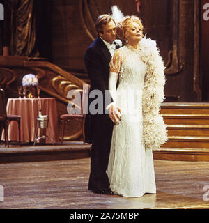 Aufzeichnung der Aufführung der Operette 'Die lustige Witwe' von Franz Lehar in der Deutschen Oper Berlin, Deutschland 1979. Grimm 1126. Mitwirkende: Rene Kollo, Gwyneth Jones Stock Photo