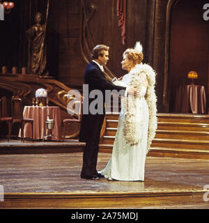 Aufzeichnung der Aufführung der Operette 'Die lustige Witwe' von Franz Lehar in der Deutschen Oper Berlin, Deutschland 1979. Grimm 1126. Mitwirkende: Rene Kollo, Gwyneth Jones Stock Photo