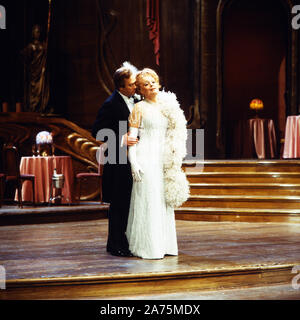 Aufzeichnung der Aufführung der Operette 'Die lustige Witwe' von Franz Lehar in der Deutschen Oper Berlin, Deutschland 1979. Grimm 1126. Mitwirkende: Rene Kollo, Gwyneth Jones Stock Photo