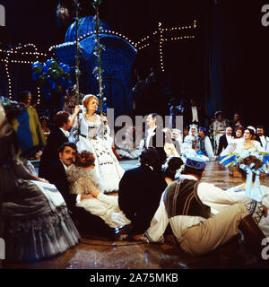 Aufzeichnung der Aufführung der Operette 'Die lustige Witwe' von Franz Lehar in der Deutschen Oper Berlin, Deutschland 1979. Grimm 1126. Mitwirkende: Gwyneth Jones und Ensemble Stock Photo