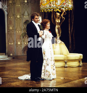 Aufzeichnung der Aufführung der Operette 'Die lustige Witwe' von Franz Lehar in der Deutschen Oper Berlin, Deutschland 1979. Grimm 1126. Mitwirkende: Siegfried Jerusalem, Lucy Peacock Stock Photo