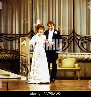 Aufzeichnung der Aufführung der Operette 'Die lustige Witwe' von Franz Lehar in der Deutschen Oper Berlin, Deutschland 1979. Grimm 1126. Mitwirkende: Lucy Peacock, Siegfried Jerusalem Stock Photo