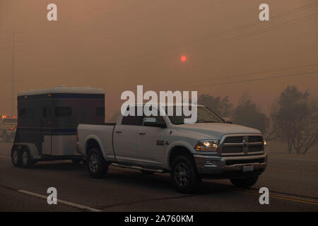 Simi Valley, California, USA. 30th Oct, 2019. The Easy Fire burns in Simi Valley, California, on Wednesday, October 30. Photo by Justin L. Stewart Credit: Justin L. Stewart/ZUMA Wire/Alamy Live News Stock Photo