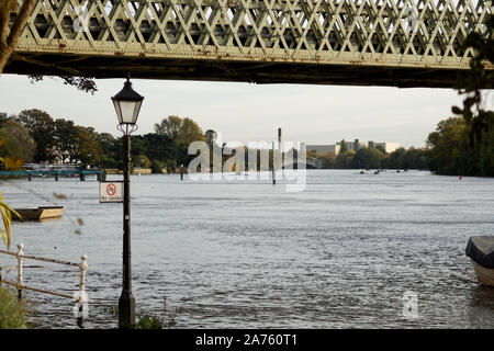 London, UK. 30th Oct, 2019. River Thames at High Tide at Strand On The Green, Chiswick, London. Exceptionally high tides encroach on the towpath at Strand On The Green in Chiswick. Credit: Peter Hogan/Alamy Live News Stock Photo