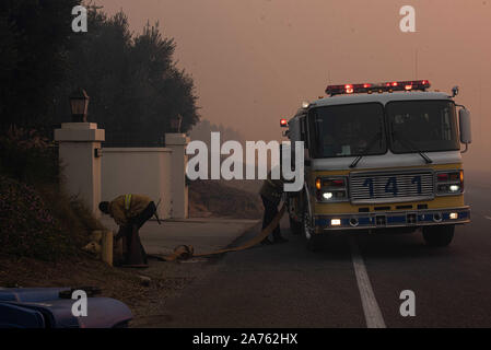 Simi Valley, California, USA. 30th Oct, 2019. The Easy Fire burns in Simi Valley, California, on Wednesday, October 30. Photo by Justin L. Stewart Credit: Justin L. Stewart/ZUMA Wire/Alamy Live News Stock Photo