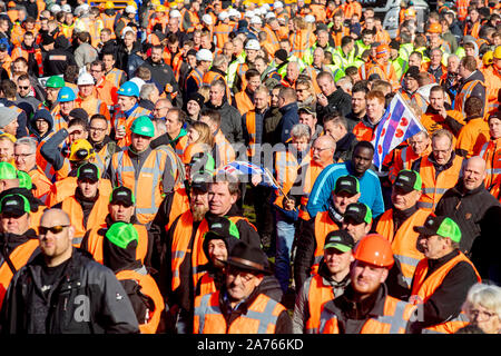 Den Haag, Netherlands. 30th Oct, 2019. THE HAGUE, Malieveld, 30-10-2019, Construction- and infrastructure entrepreneurs, dredgers and landscapers are protesting against the government's nitrogen policy and the PFAS standard on Wednesday. On Tuesday the Ministry of Infrastructure announced that it wants to ease the measures around PFAS by December 1st. And the government is expected to announce emergency measures around nitrogen emissions today. But the construction sector worries that these measures will be too late to save their businesses from bankruptcy. Credit: Pro Shots/Alamy Live News Stock Photo