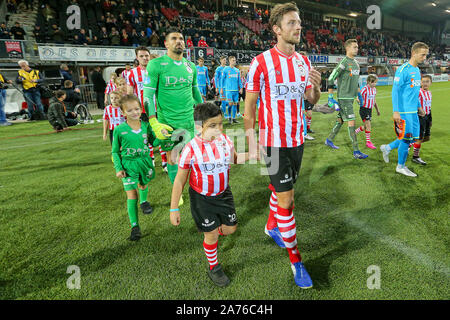 Rotterdam, Netherlands. 30th Oct, 2019. ROTTERDAM - 30-10-2019, Football, Sparta Stadion Het Kasteel, Dutch KNVB Beker, season 2019/2020, both teams entering the pitch before the match Sparta - Volendam Credit: Pro Shots/Alamy Live News Stock Photo