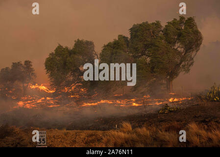 Simi Valley, California, USA. 30th Oct, 2019. The Easy Fire burns in Simi Valley, California, on Wednesday, October 30. Credit: Justin L. Stewart/ZUMA Wire/Alamy Live News Stock Photo