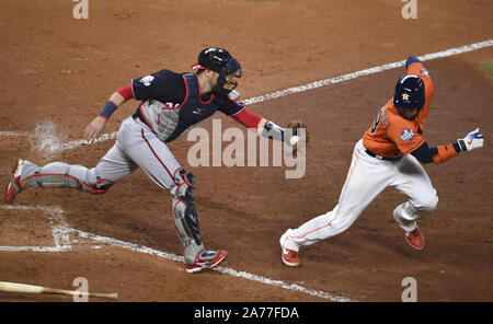 Washington Nationals catcher Yan Gomes catches a pop fly ball that was hit  by Atlanta Braves' Nick Markakis to end the top of the sixth inning of a  baseball game, Sunday, June