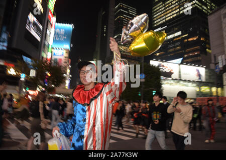 Shibuya, Tokyo, Japan. 30th Oct, 2019. People gather in Tokyo to celebrate Halloween. Halloween has become a popular day to enjoy the evening at the Shibuya District in Tokyo, Japan. Photo taken on Wednesday October 30, 2019. Photo by: Ramiro Agustin Vargas Tabares Credit: Ramiro Agustin Vargas Tabares/ZUMA Wire/Alamy Live News Stock Photo