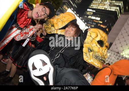 Shibuya, Tokyo, Japan. 30th Oct, 2019. People gather in Tokyo to celebrate Halloween. Halloween has become a popular day to enjoy the evening at the Shibuya District in Tokyo, Japan. Photo taken on Wednesday October 30, 2019. Photo by: Ramiro Agustin Vargas Tabares Credit: Ramiro Agustin Vargas Tabares/ZUMA Wire/Alamy Live News Stock Photo