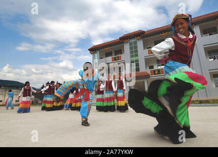 (191031) -- BEIJING, Oct. 31, 2019 (Xinhua) -- Students of Yi ethnic group dance at a local Hope Primary School in Mianning County, southwest China's Sichuan Province, June 20, 2006. Project Hope, a Chinese program aiming at financing education for poverty-stricken students, celebrates its 30th anniversary on Oct. 30, 2019. The project was initiated by the China Youth Development Foundation (CYDF) and the Central Committee of the Communist Youth League of China in 1989, and has been supported by people from all walks of life since its establishment.As of September in 2019, Project Hope has rec Stock Photo