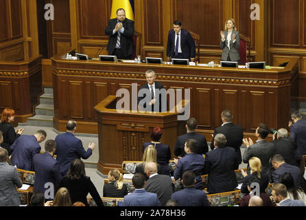 Kiev, Ukraine. 31st Oct, 2019. Ukrainian lawmakers applaud to NATO Secretary General JENS STOLTENBERG (C) after his speech to lawmakers in Ukrainian Parliament in Kiev, Ukraine, on 31 October 2019. The day before, Jens Stoltenberg with the NATO Ambassadors visited the NATO four Mine Countermeasures ships, which are docked in the Black Sea port of Odessa. NATO Secretary General visited Ukraine on October 30-31, 2019. Credit: Serg Glovny/ZUMA Wire/Alamy Live News Stock Photo