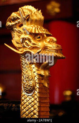 Dragon's head on an ornate armchair in the Shurijo on Okinawa, a palace of the kingdom Ryukyu built in the 14th century. Several times burned, destroyed in 1945 in the Schlaughs of Okinawa almost completely, it was reconstructed in 1992. Since 2000 World Heritage Site. | usage worldwide Stock Photo