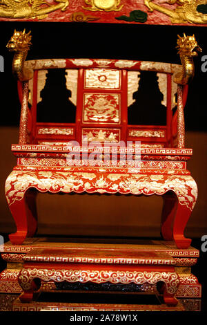 Ornate throne in Shurijo on Okinawa, a 14th-century palace of the kingdom of Ryukyu. Several times burned, destroyed in 1945 in the Schlaughs of Okinawa almost completely, it was reconstructed in 1992. Since 2000 World Heritage Site. | usage worldwide Stock Photo