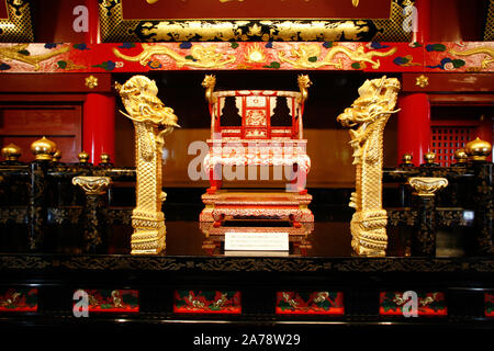 Ornate throne in Shurijo on Okinawa, a 14th-century palace of the kingdom of Ryukyu. Several times burned, destroyed in 1945 in the Schlaughs of Okinawa almost completely, it was reconstructed in 1992. Since 2000 World Heritage Site. | usage worldwide Stock Photo