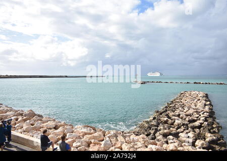 Sun Princess cruise ship leaving Geraldton international port Stock Photo