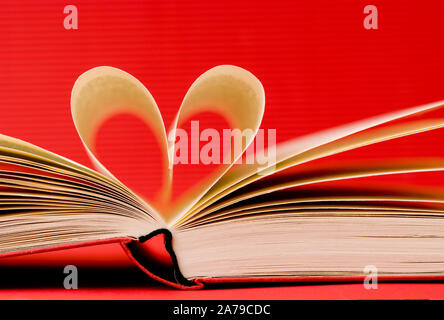 Buch mit Herz, Buchseiten, Seiten in Herzform, Stock Photo