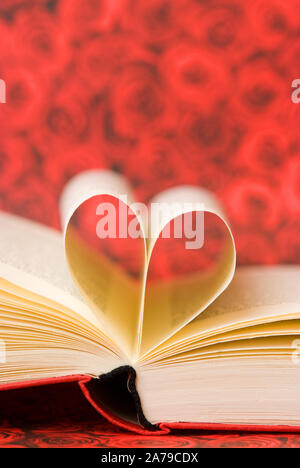 Buch mit Herz, Buchseiten, Seiten in Herzform, Stock Photo