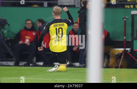 Dortmund, Deutschland. 31st Oct, 2019. firo: 30.10.2019, Football, Football: DFB Pokal, Season 2019/2020, BVB Borussia Dortmund - VfL Borussia Monchengladbach Monchengladbach 2: 1 jubilation Julian Brandt, | usage worldwide Credit: dpa/Alamy Live News Stock Photo