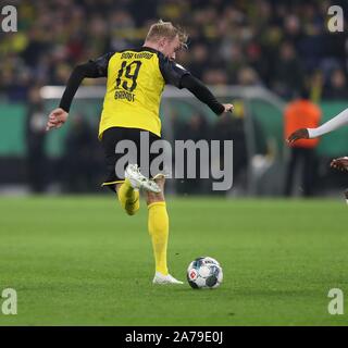 Dortmund, Deutschland. 31st Oct, 2019. firo: 30.10.2019, Football, Football: DFB Pokal, Season 2019/2020, BVB Borussia Dortmund - VfL Borussia Monchengladbach Monchengladbach 2: 1 Julian Brandt, Hack, prepares his goal | usage worldwide Credit: dpa/Alamy Live News Stock Photo